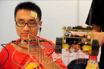 学生展示设计作品，用脑电波控制外部设备——基于FPGA的情绪检测程序与相关智能宠物的开发