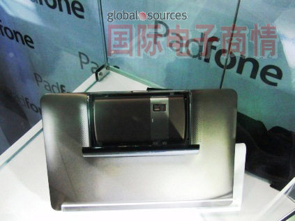 华硕在2011年Computex 期间推出结合平板装置与智能手机的“PadFone”