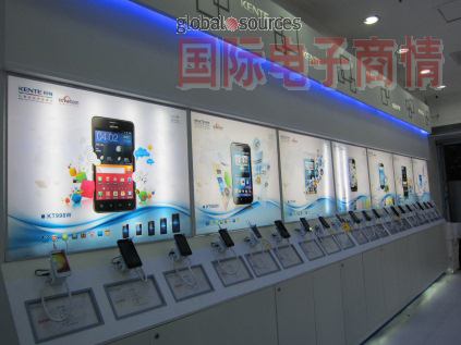 店面可能很窄，但有足够的深度来展示科特的系列智能手机型号。