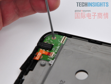 《国际电子商情》将耳机插孔与电路板移除